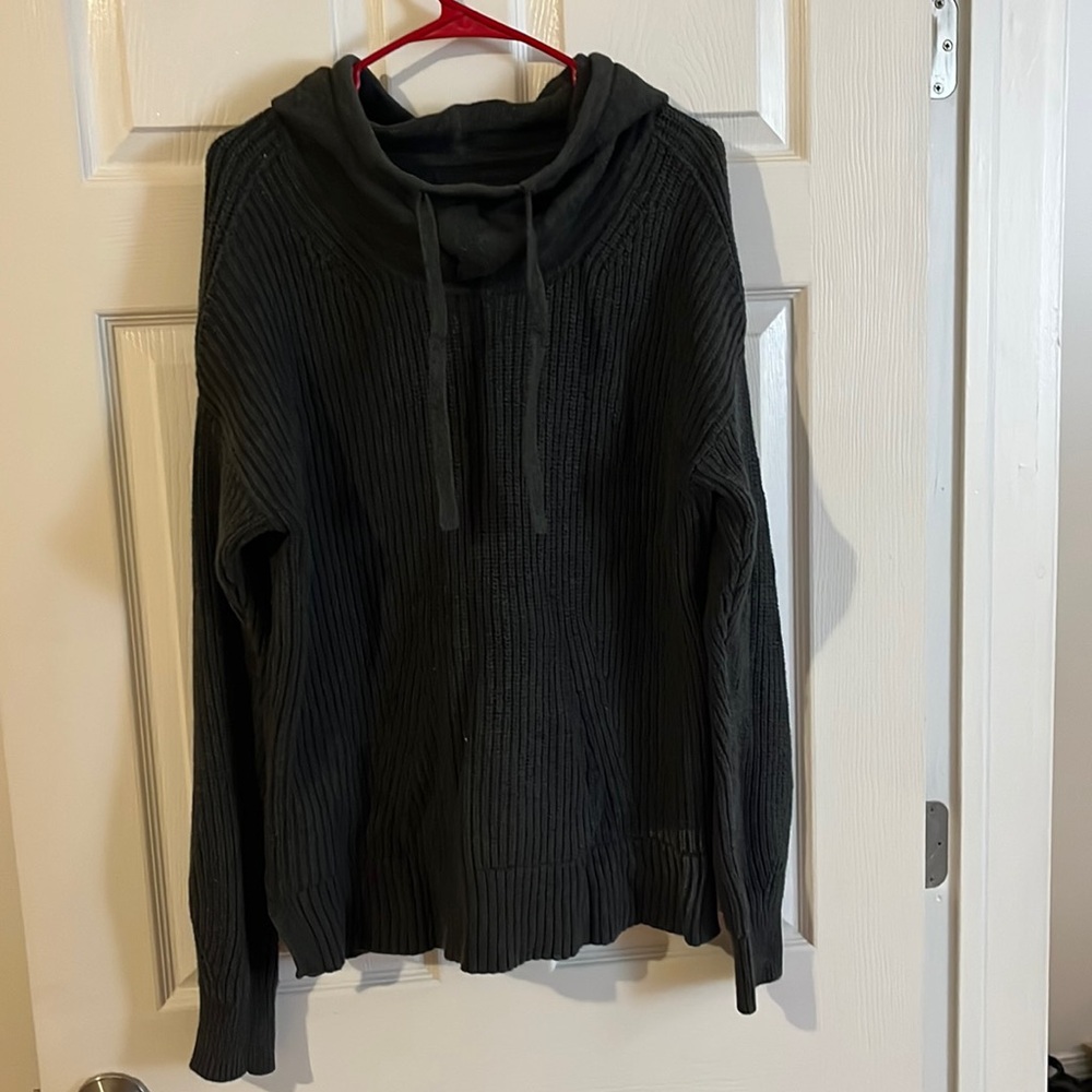 Long sleeve sweater/hoodie